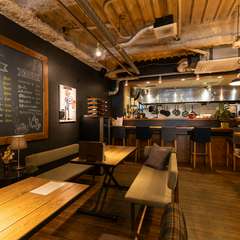 昼から夜までいつでも楽しめる、ビストロカフェ＆ラウンジバー