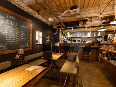 昼から夜までいつでも楽しめる、ビストロカフェ＆ラウンジバー