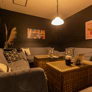 個室のご利用は１組4名様～より承っております。
※ディナー室料2200円頂戴しております。※コース利用で室料無料
※ランチ室料1100円頂戴しております。
※2~3名様でのご利用は5000円以上のコースご予約で可能