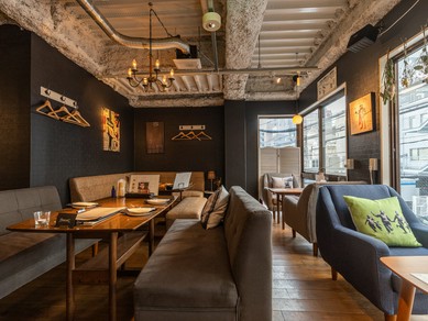 シックなインテリアと照明でムードあふれる店内