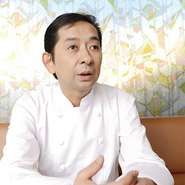 シックなインテリアと照明で、ムードあふれる店内は、居心地の良い「ハイクラスな空間」になっています。また、リビングのように優雅につくろげるので、「非現実的な時間」を過ごせます。