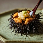 雲丹の豊かな味わいを引き出す本格的な鮨コース。
握りをはじめ様々な料理でご堪能いただきます。