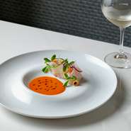 カジュアルに本格的なフレンチを提供する【Brasserie Laiton】。見た目・味にこだわり作り込んだ料理を楽しむ、コストパフォーマンスに優れたコースは、ほんの少し贅沢を楽しみたい日のデートにも最適です。