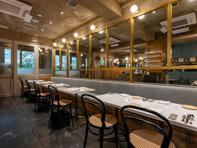 真鍮の意匠が光る店内。時間を気にせずに過ごせる大人の空間