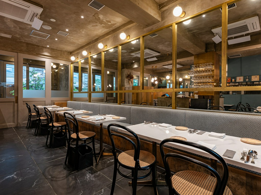 真鍮の意匠が光る店内。時間を気にせずに過ごせる大人の空間