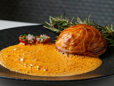 本格派を気軽に。お店のスタイルを体現する『真鯛とホタテのムースのパイ包み』