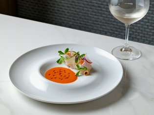 フランス産をはじめ、旬で個性的な食材を用意