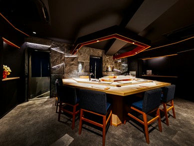 カウンターの材質や照明など細部までこだわり高級感ある空間に