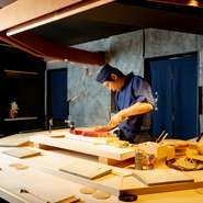 ハイクオリティーな料理と高級感のある店内ながら「一人でも気軽に来てほしい」と福山さん。カウンター内でライブ感たっぷりに鮨を握る福山さんのパフォーマンスを楽しみながら、ゆったりと食事をしてみては。