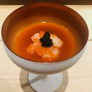 土佐醤油と大分県のブランド玉子「蘭王」をシェイカーでミックスする黄身醤油が味の決め手。空気を含ませるためまろやかな味わいになります。カウンター内で店主の福山さんがシェイカーを振るライブ感にも注目を。