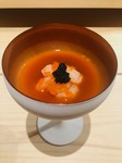 土佐醤油と大分県のブランド玉子「蘭王」をシェイカーでミックスする黄身醤油が味の決め手。空気を含ませるためまろやかな味わいになります。カウンター内で店主の福山さんがシェイカーを振るライブ感にも注目を。