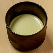 自家製のパンナコッタは、たくさんの女性に試食してもらって生まれた逸品だそうです。福岡県産「八女茶」を練り込んだり、酒粕とチーズクリームを合わせたりと時季によって多彩な味に変化するのが魅力です。
