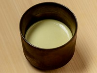 自家製のパンナコッタは、たくさんの女性に試食してもらって生まれた逸品だそうです。福岡県産「八女茶」を練り込んだり、酒粕とチーズクリームを合わせたりと時季によって多彩な味に変化するのが魅力です。