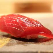 【ランチ　嵐コース】

寿司10貫
季節の一品①
季節の一品②
鮨そら海苔玉子
ノドグロチャーシューにゅう?
季節のデザート
静岡県掛川の深蒸し茶

＊食材は季節によって異なります。
　予めご了承下さい。