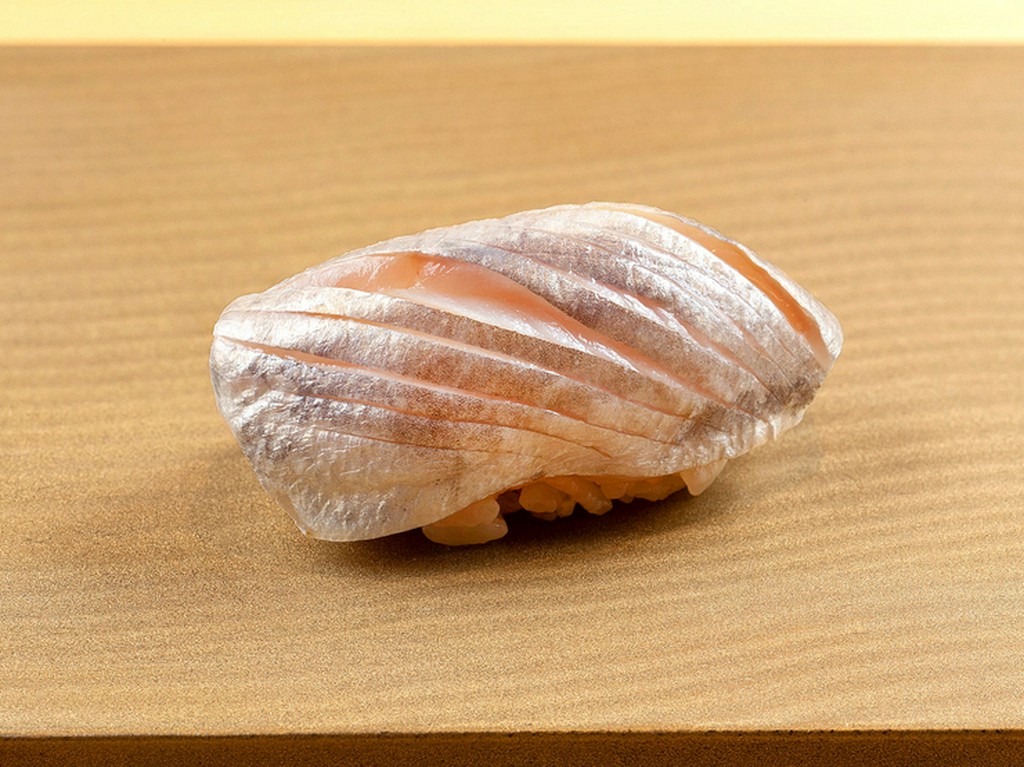 鮨と和食の道30年以上の大将が多彩な旬のネタと一品料理で魅了