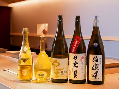 四季折々の鮨にきれいに寄り添う日本酒を大将がセレクト