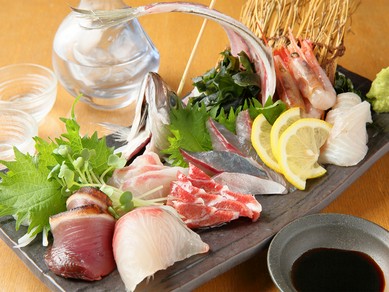 自慢の海鮮と好相性！季節の日本酒をずらりラインナップ