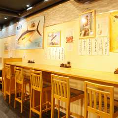 釣果が壁を彩る店内で、90年代J-POPをBGMにくつろいで