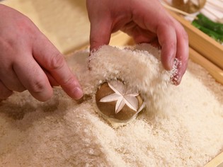 サラサラになるまできめ細かくした生パン粉を使用