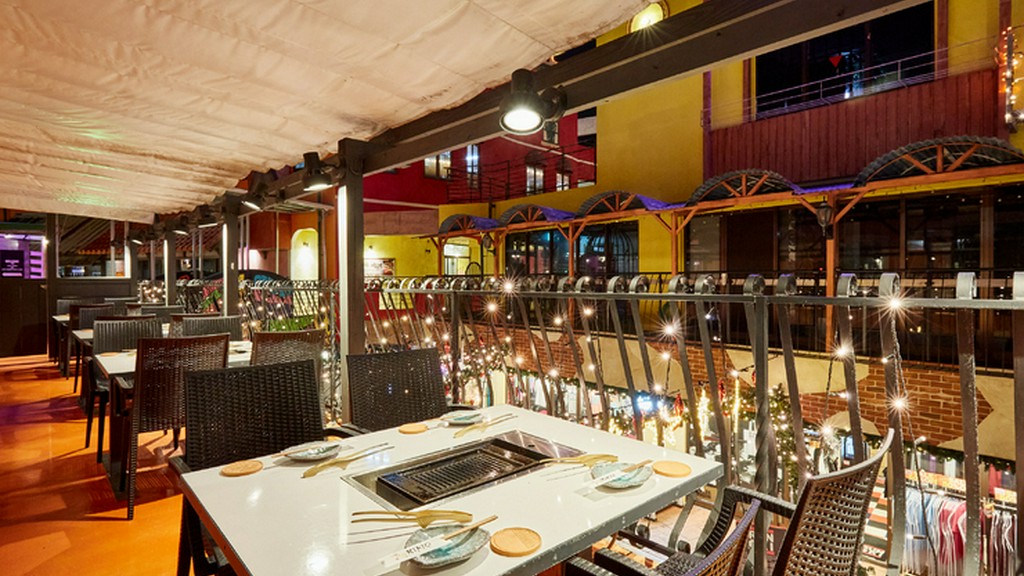 テラスから夜空に想いを馳せて。花火と共に特別な時間を