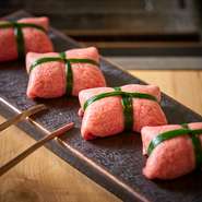 サシの入った希少な部位を薄切りにし、特製のねぎたれを包んだ【焼肉RIKIO】の名物。ジューシーでやわらかく、その絶妙な味わいは絶品です。一度食べるとやみつきになります。