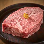 厳選されたヒレ肉が「シャトーブリアン」です。一頭からわずか3%しか取れない希少部位を使用し、表面を軽く炙り、塩とワサビで味付け。贅沢な食材のおいしさを存分に楽しめます。