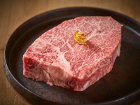 厳選されたヒレ肉が「シャトーブリアン」です。一頭からわずか3%しか取れない希少部位を使用し、表面を軽く炙り、塩とワサビで味付け。贅沢な食材のおいしさを存分に楽しめます。