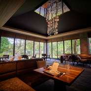 壁一面ガラス窓で飾られ、美しい庭園が窓から望めます。煌びやかなシャンデリアが空間を彩る、記念日にふさわしい場所。素敵な食事と共に思い出に残るひとときを過ごせます。