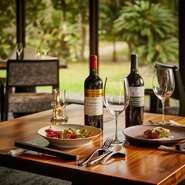 厳選されたコース料理には華やかなワインを始め、日本酒、泡盛などから構成されたペアリングドリンクを提供。料理との相性を考えお互いを引き立たせています。お酒に弱い方は、ノンアルコールペアリングをどうぞ。