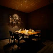 プライバシーを重視する方々にとって理想的な空間が個室と言えるでしょう。静かな雰囲気でゆっくりと食事を楽しむことができ、大切な会話を気兼ねなく交わすことができます。