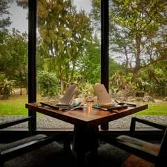 洗練された内装とおいしい料理が恋人たちを包み込む