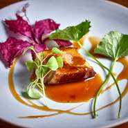 高温で揚げ、さらに時間をかけて煮込み、一晩寝かせます。そうすることで味が染み込み、肉の旨みが増幅。草果や八角、カルダモンなどのスパイスを加え、スパイシー且つ豊かな香りを醸し出します。