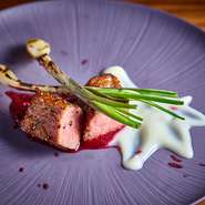 低温調理を施し、石垣牛のおいしさを最大限まで引き出します。そこに、自家製発酵ビーツと根セロリのソースで味わい深さをプラス。ソテー後に添えられる二種類のソースに、食欲を掻き立てられます。