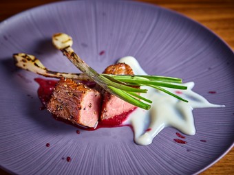 上質な肉と繊細な調理技術が調和した至福の一皿『肉料理』