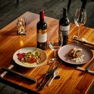 おいしい料理はもちろん、地元の食材や手づくりの発酵食品を通じて琉球の文化を伝えることに情熱を注いでいる料理人。南国石垣島のリゾートを満喫できるような琉球庭園や内装で、リラックス感を生み出しています。