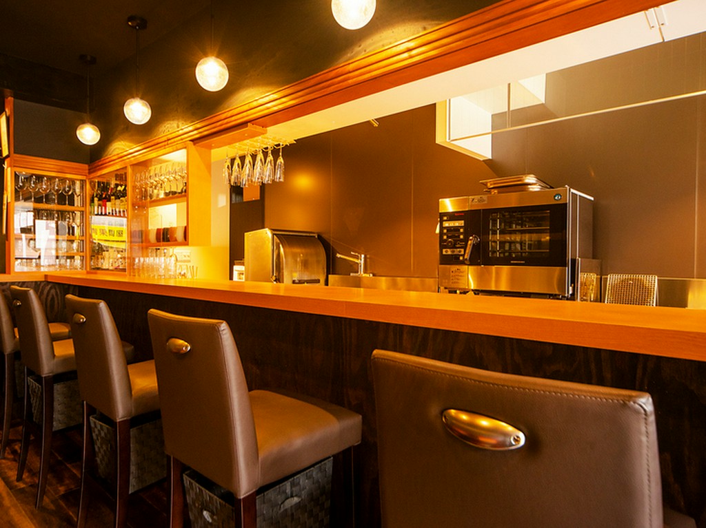 シェフとの会話を楽しむ。ライブ感あふれるオープンキッチン