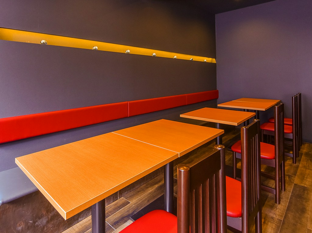 お喋りに花を咲かせながら食事を満喫。洋風居酒屋での女子会