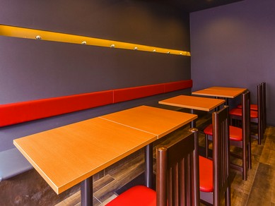 お喋りに花を咲かせながら食事を満喫。洋風居酒屋での女子会