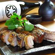 炙りポークスペアリブを豪快にかぶりつくと、ジューシーな肉汁がたっぷり。和風スパイスの効いたマリネと一緒に楽しめます。赤ワインはもちろん、日本酒とも相性ばっちりです。