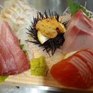 【防波亭】人気No.1。ウニと中トロ入り、季節の旬魚が入ったお刺身。