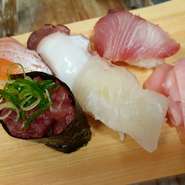 呑んで食べて、最後の締めに食べたい時は是非とも。その日の、お薦めの鮮魚から選りすぐりで握ります。好みも合わせられます。もちろん、単品でも握れます。
