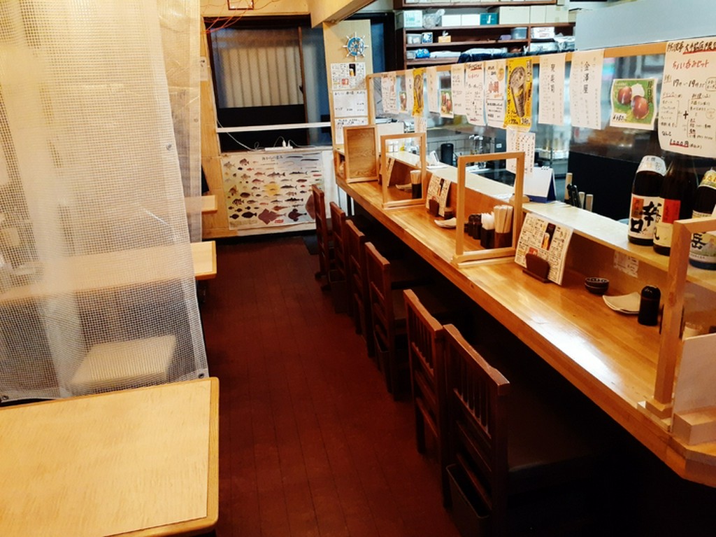 テーブル4名席3卓、3名席1卓、2名席1卓、カウンター6席