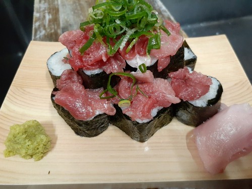 ボリュームたっぷり、中落ちのっけ寿司