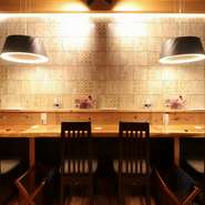 店内は洗練された雰囲気が漂い、静かな空間が広がっています。カウンター席では目の前で調理される料理を眺めながら、視覚や香りを感じることで自然と会話も弾むでしょう。