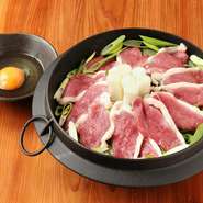 風味豊かな鴨だしと九条ネギが織りなす絶妙なハーモニーは、深い旨みを感じさせます。九条ネギのシャキシャキ感と、鴨だしのコクが絡み合う一品です。
・ロースとモモ野菜盛　
・石臼そばor北海道生製麺