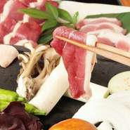 生でも味わえるほどの新鮮な鴨肉を、高温に熱した溶岩石でじっくりと焼き上げることで余分な油を落とし、旨みが凝縮された香ばしい焼き上がりを楽しめます。
・ロースとモモ野菜盛　
・石臼そばor北海道生製麺