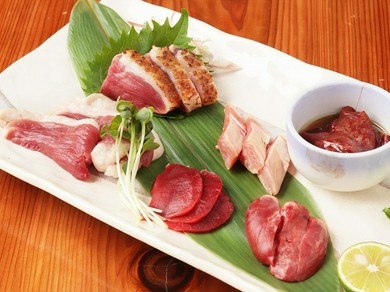  厳選された朝引きの河内鴨を存分に楽しめる逸品『お造り　6種盛』