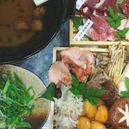 厳選したキノコから抽出されただしは、香りが豊かで自然の旨みを感じられます。キノコ特有の風味が生かされており、さっぱりとした味わいの中に広がる濃厚なコクが心地良く、食べ進めるごとに満足感も倍増。