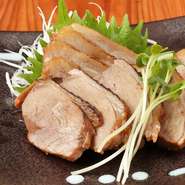 鴨は独自交配で、通常の1.5倍の75日間飼育しています。平飼いの環境で育て、餌はホルモン剤や抗生物質を使用せず、自ら厳選したものを使用。肉を加工した後も保存料を使用せず、自然のおいしさを大切にしています。