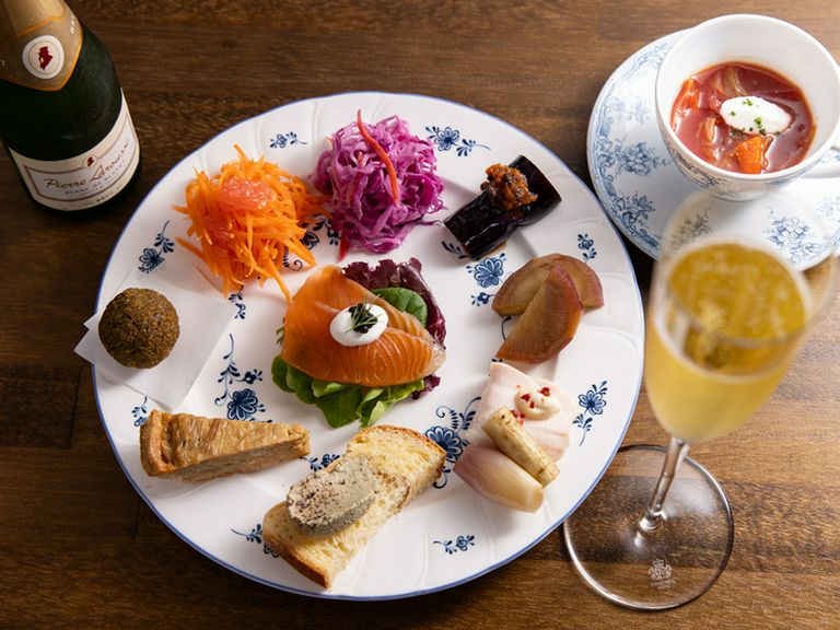 華やかな料理にシェアできるメニューも。女子会使いも歓迎のお店